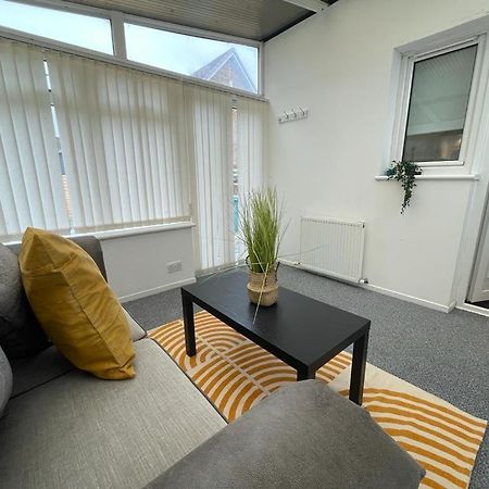 Ferguson House Villa Airdrie Exteriör bild