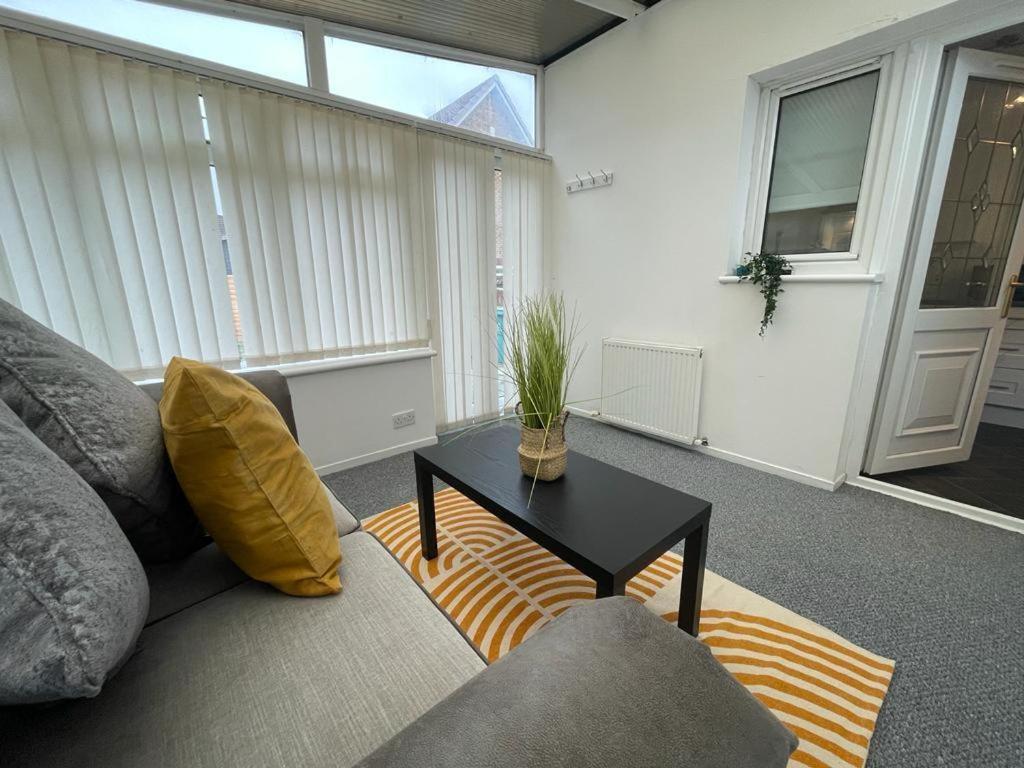 Ferguson House Villa Airdrie Exteriör bild