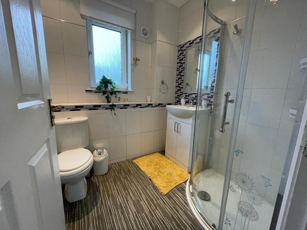 Ferguson House Villa Airdrie Exteriör bild