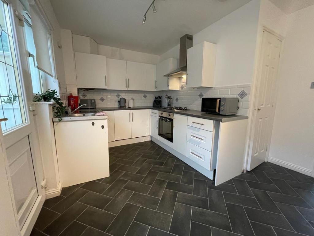 Ferguson House Villa Airdrie Exteriör bild