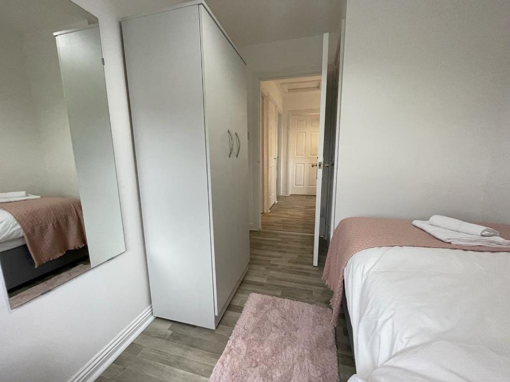 Ferguson House Villa Airdrie Exteriör bild