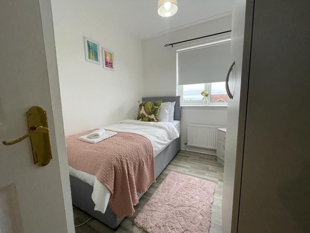 Ferguson House Villa Airdrie Exteriör bild